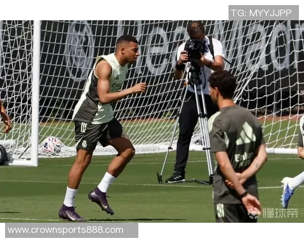 马卡报道卡西等球星入选帕丘卡名人堂与传奇球员共庆盛事