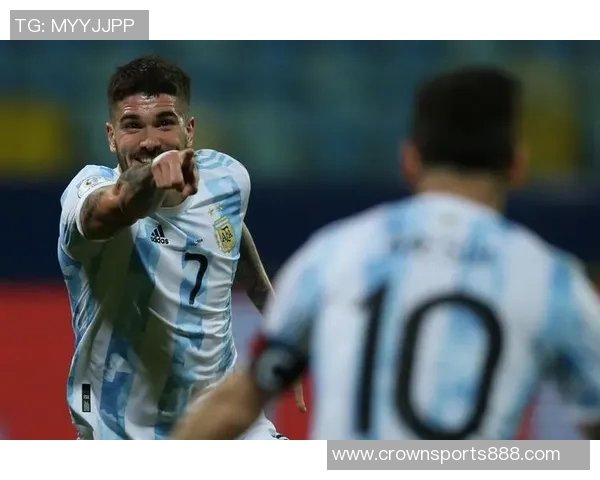 德保罗与梅西庆祝合照分享期待最后一步共同努力实现目标